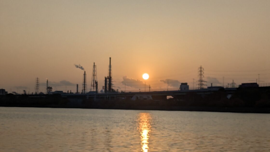 浜寺工業地帯に沈む夕日の画像