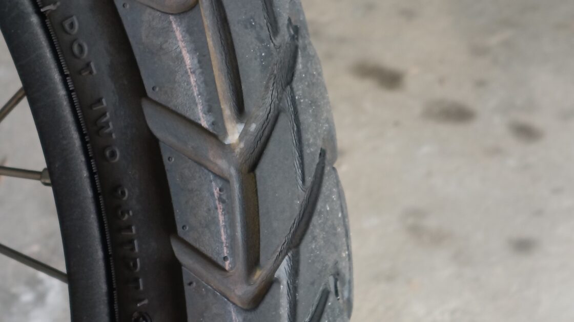 交換前のフロントタイヤの画像