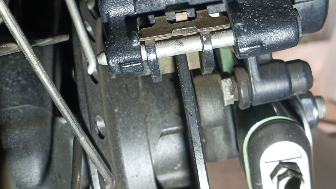 交換前のブレーキパッドの画像