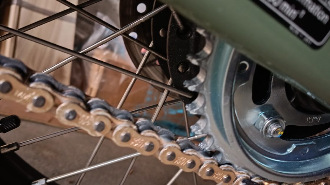 交換後のチェーンとスプロケットの画像